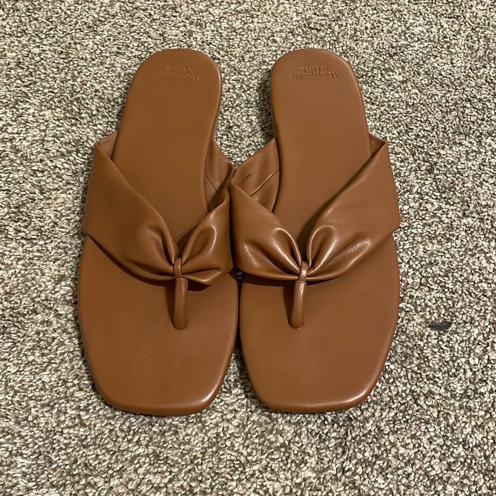 Women’s size 9 Abercrombie flip flops